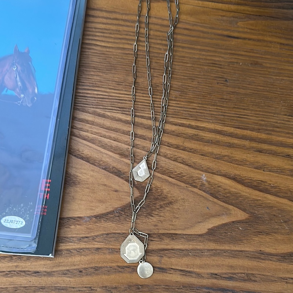 Elegant Gold Pendant Necklace